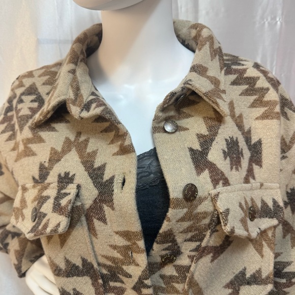 NWOT Miss Me Aztec Inspired Print Button Down Beige Taupe Brown Shacket - Picture 2 of 13
